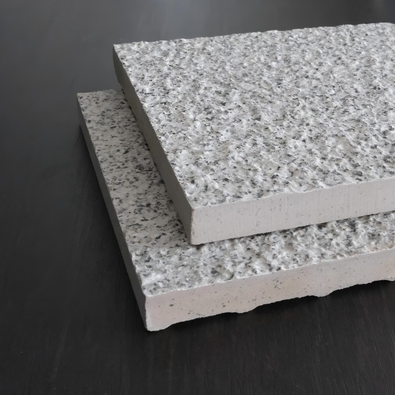 Hvordan kopierer man den buskhamrede overflade af natursten på keramiske fliser? Beata Ceramics har den gennemprøvede metode!