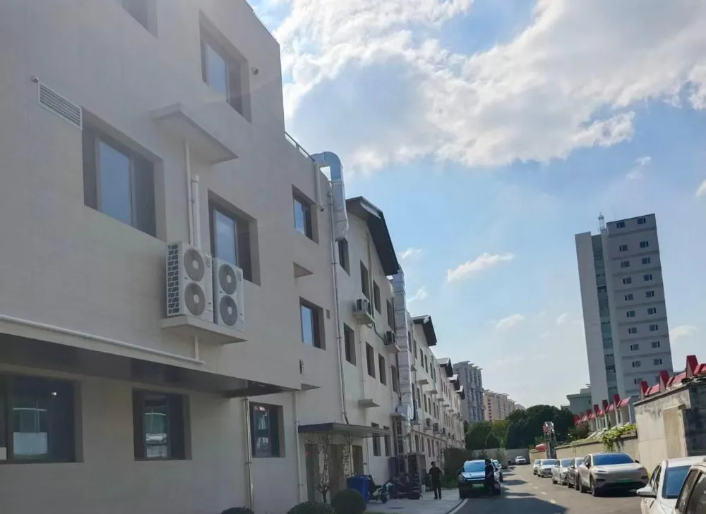 Hvad gør porcelænsfliser i travertin-look ideelle til store kommercielle Plaza-projekter?